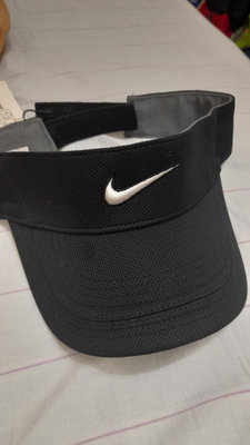 朋友放很久全新標籤還在的Nike FIT DRY基本款遮陽帽+FILA外出小斜背包少用350元。多少有歲月痕跡介意勿擾