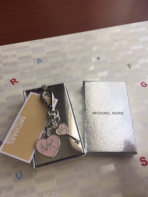 美國代購 MICHAEL Michael Kors 愛心鑰匙造型金屬鑰匙圈吊飾 櫻花粉 聖誕禮物