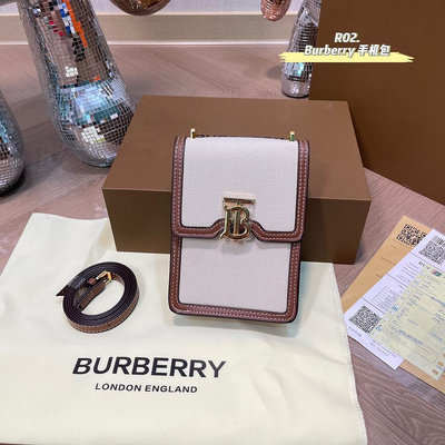 【二手包包】巴寶莉BURBERRY手機包解放雙手的可愛包.今年的帆布拼皮系列真的是一大賣點，這個系列真的是b NO323116
