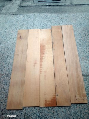 早期的檜木板5塊一組，13.5x100cm一塊，15.5x98cm二塊，16x96cm二塊共5塊，厚1.5cm,很香