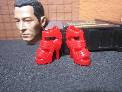 570J7娃娃部門 紅色女用高跟鞋一雙(顆粒刺造型)