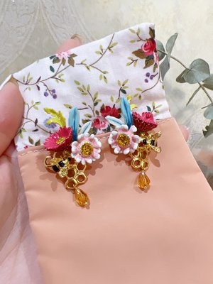 【MOMO全球購】法國Les Nereides鮮花花朵 蜜蜂蜂巢耳環耳釘耳夾 可愛氣質小清新 飾品