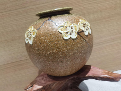 日本信樂燒，紫峰作，粗陶花瓶，瓶口流釉，帶浮雕花朵，全新全品10358