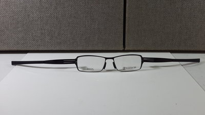 Rotation翻轉180眼鏡-薄鋼 無螺絲專利結構-A002。 贈-磁吸夾片太陽眼鏡一副