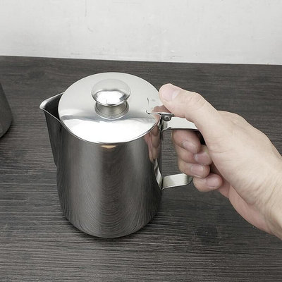 現貨 :帶蓋鴨嘴拉花杯加厚304不銹鋼咖啡拉花缸機奶泡杯器具咖啡壺
