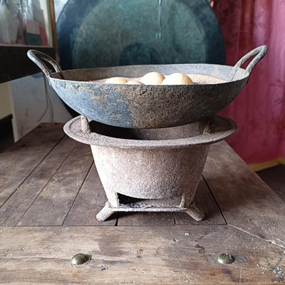 【二手】上面的鍋是銅的，下面的爐子是鋁制的，漏灰齒是鑄鐵（可拆卸），36649【木清院】銅器 佛像 擺件