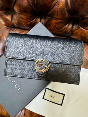 全新歐洲購入正品 GUCCI 鏈袋斜背包 經典雙G LOGO荔枝紋牛皮 扣式斜背包 WOC 鏈袋皮夾 鏈袋斜背包 肩背包 手拿包