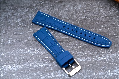 百搭最美型22mm收18mm高質感鱷魚皮紋超優手感矽膠錶帶（藍色＋白色線）不鏽鋼錶扣
