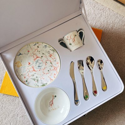 迪奧兒童餐具套裝🌸 兒童餐具套裝，包含一個餐盤、一隻碗、一個馬克杯，均飾以 茹伊印花圖案。搭配四件不鏽鋼餐具。