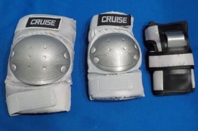瓶蓋~~全新兒童CRUISE運動護具六件組-穿戴式.適合直排輪滑板腳踏車 銀底銀殼 XXS 似FILA