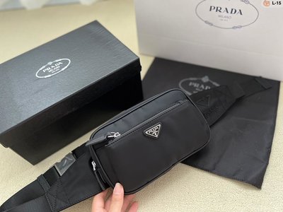 【熱賣精選】  Prada 胸包 腰包 降落傘布料 肩背斜挎包 一包多用 男女同款 超高回頭率L-15尺寸 20.6.1