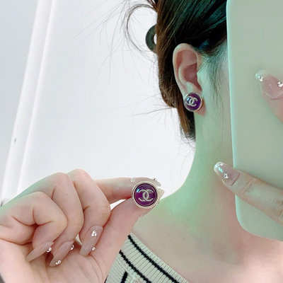 新款上市高端Chanel 小香雙C簡約水果凍紫色耳釘這款耳環真的超級美看著設計簡單但是佩戴效果好看到爆就連我 NO1131