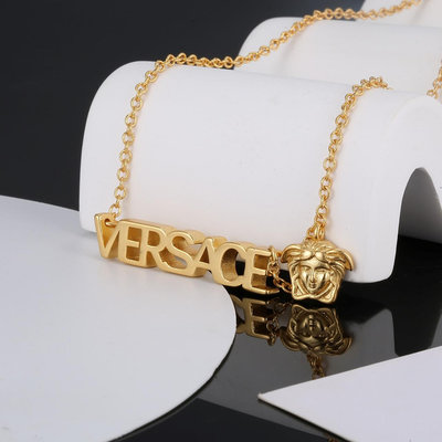 范思哲Versace此款金色項鏈是一款優雅十足的配飾，飾有一枚美杜莎頭像和字母吊墜 男女同款項鏈 NO119162