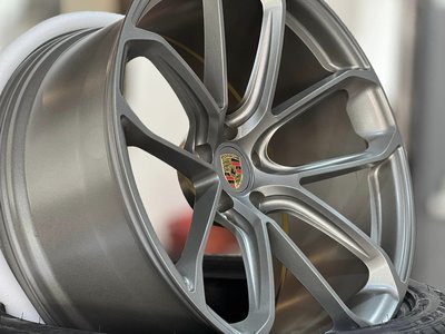 黃帝的店~Porsche Macan 95B 2023新車交 21”台製鍛造鋁圈搭配米其林輪胎,卡鉗烤漆耶誕紅色.尾飾管