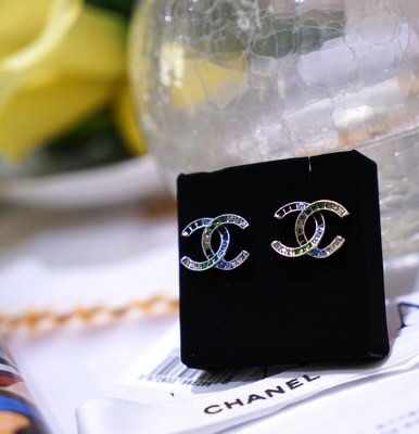 【COCO 精品專賣】Chanel A86922 彩虹水晶 大CC 鑲嵌 耳環 藍 現貨