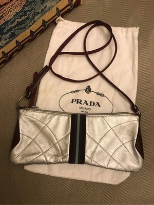Prada 銀色 時尚 義大利製 手機包 小包 斜背包
