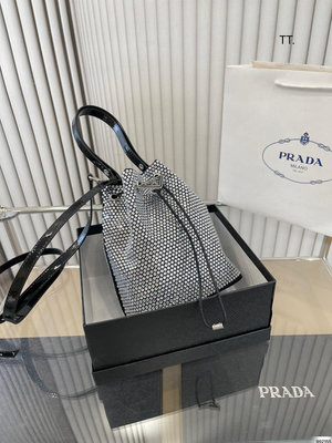 ELLA代購#Prada 普拉達新品 閃閃水鉆 滿鉆包 哇咔咔整個包都是閃鉆鑲嵌成的水鉆Prada 包包 在燈 1107814