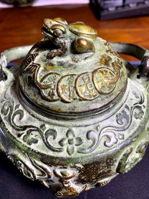 [古董老件雙色銅精雕~落款-大明宣德~[三鯉報福]茶壺~}早年收的老件，精彩物件，低價釋出!