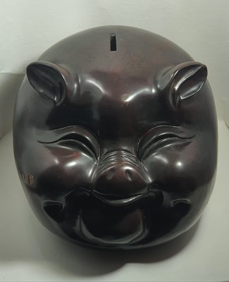 # 4002  (收藏20年) 木雕裝飾_ 福氣豬豬 豬豬撲滿  / 1 個 (有受損)