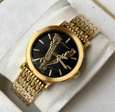 VERSACE Virtus 黑色錶盤 金色立體V字浮雕 金色不鏽鋼錶帶 石英 女士手錶 VEHC00619