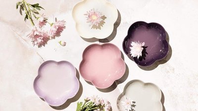 Le Creuset 瓷器花型盤（中）20cm 錦葵紫/藍鈴紫/迷霧灰/蛋白霜/葡萄紫 特價880元