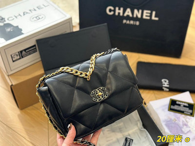 【小喜子代購】全套包裝Chanel19 bag 自從歐陽娜娜帶貨后全球斷貨很難買到 皮質是羊皮有點像羽絨服包包NO159223