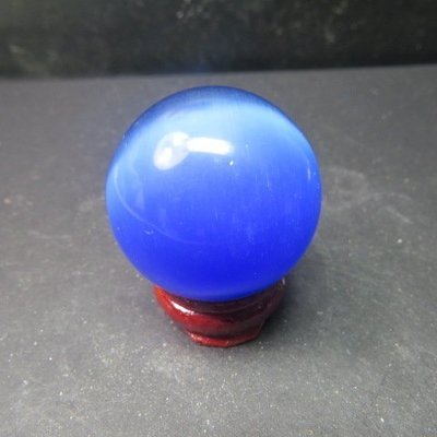 【競礦網】天然亮彩藍色貓眼石球40mm(贈座)(親民價、便宜賣、限量10組)原價150元