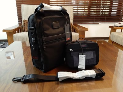 全新品TUMI Alpha 2 FXT側背包可伸展款、旅行化妝盥洗包。赴美公務衝動購入，完全未使用，附收據。廉讓予TUMI 控。
