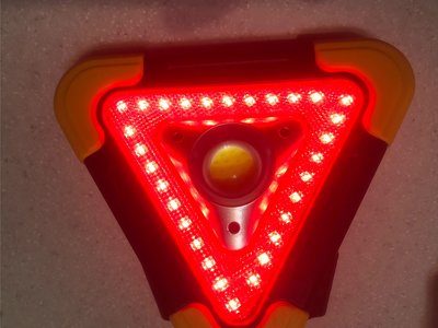 《股東紀念品倉庫》LED三角警示燈-電池款（附3號電池測試〉