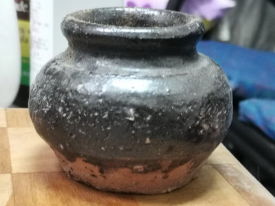 珍藏一支台灣早期已經很少見的手工製小墨甕,自然的流釉!