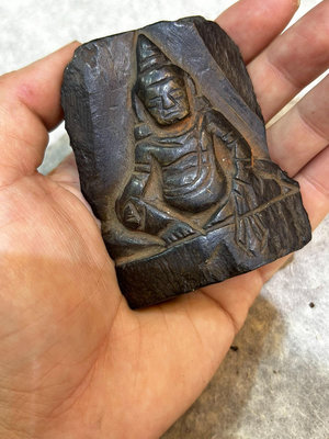 (二手)-尼泊爾老石雕財神高約8cm尼泊爾黑石石雕尼泊爾老佛像 古玩 擺件 老物件【靜心隨緣】953