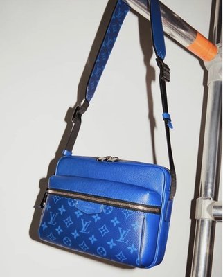 Louis Vuitton M30233 outdoor messenger 斜背包 閃電藍