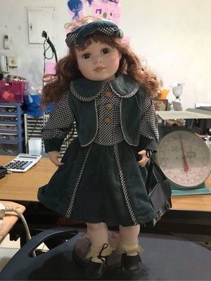 陶瓷娃娃 高50cm 不含支架 身體是棉布填空可彎 重1.1kg二手八分新已重製其內衣原本身體有班點歷史痕