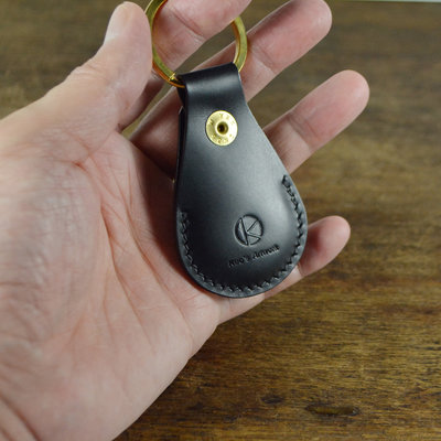 【鞹】手制 義大利協會認証植鞣革黑色手縫Air Tag-IC鑰匙扣卡-50元硬幣鑰匙皮套