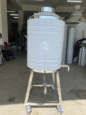 160公升儲蜜桶(附輪)、蜂蜜儲存桶、儲酒桶、儲水桶、裝瓶器、分裝桶、油箱、儲油桶、分裝槽、白鐵桶、不銹鋼桶
