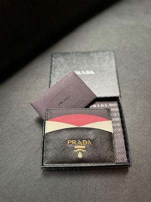 「naomi私藏貨」真品 PRADA 防刮牛皮壓字金釦 LOGO 卡片夾 超美 拼色，全真皮，信用卡夾。賠錢出售
