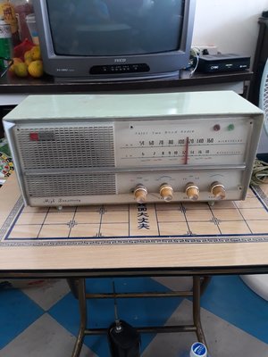 {詠鑫}-非常非常早期真空管收音機-功能正常-木製外框-非常有老味-最適合開店-咁仔店-