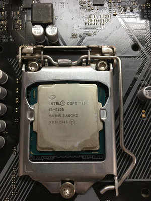 電腦雜貨店→i3 8100 cpu （二手良品沒有附風扇）Intel 八代，1151腳位 $990