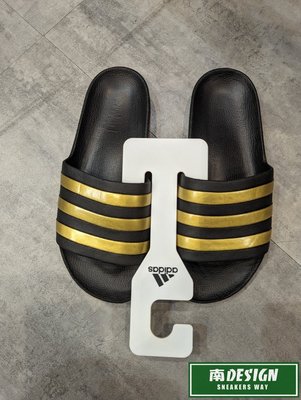 南 2023 1月 ADIDAS ADILETTE AQUA 運動拖鞋 男女款 三條線 黑金 EG1758