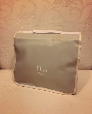 Dior 旅行洗漱包，附小抱枕、眼罩和去角質手套