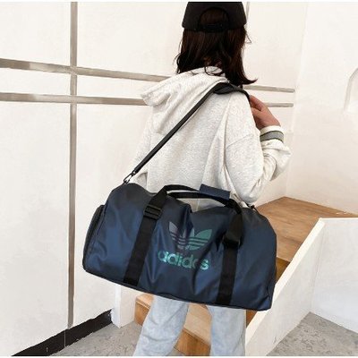 100％原廠Adidas愛迪達 手提袋 斜挎包  健身包 防滑耐磨 戶外 運動 手提包 旅行包 旅行袋 衣服袋