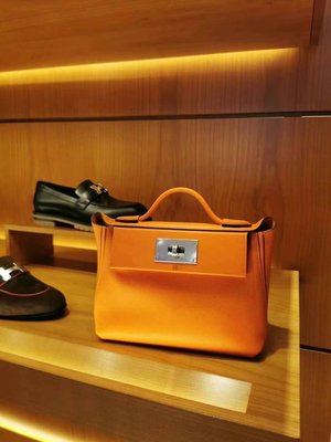 Hermès 🐎 24/24 mini火焰橙 實用時尚兼備可以入的小kelly😉 $2xxxxx