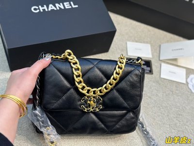 Chanel19 bag 自從歐陽娜娜帶貨后全球斷貨很難買到 皮質是羊皮有點像羽絨服包包 但是1 NO55864