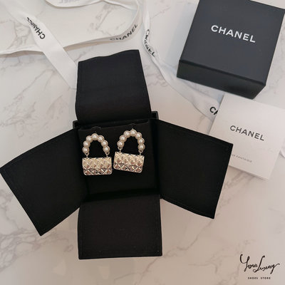【Luxury】 CHANEL 包包耳環 金屬與琉璃珠 金與珍珠白 珍珠包包 針式耳環 雕刻 耳飾 耳針 盒子箱包