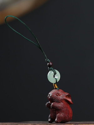 印度小葉紫檀生肖兔抱抱兔鑰匙扣手機鏈吊墜木雕刻包掛件創意動物171 木雕 掛件 把件【板橋雅玩】
