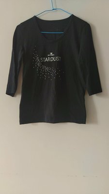 (出清）奧地利 SWAROVSKI，STARDUST 葡萄牙製黑彈性8分袖T恤衫。燙貼透明及水藍色施華洛世奇水晶，尺寸S碼 agnesb 津森千里 Gucci