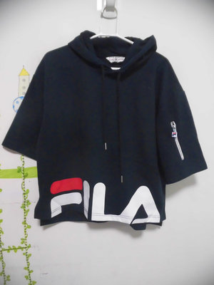 衣市藍~FILA 短袖連帽T恤 (L~黑~) (240413) (衣26)