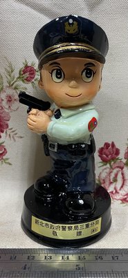 龍廬-自藏出清~手工彩繪冷瓷製品-波麗彩繪中華民國警察寶寶造型公仔-持槍警察公仔擺設/起標為單個價/只有1個