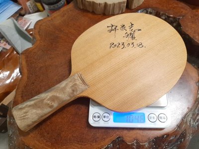 雙眼極品橫式桌球拍 採用製材存置50年以上香氣四溢的台灣檜木，握把採用珍貴黃金樟瘤疤木全手工製作，獨一無二珍藏球拍（厚度7.0mm ）