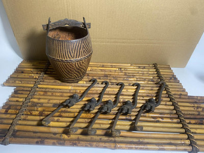 【二手】 日本茶道具猴形自在鉤加收納鐵桶，南部鐵器。品相如圖，出730 古玩雜項 回流【好運來】